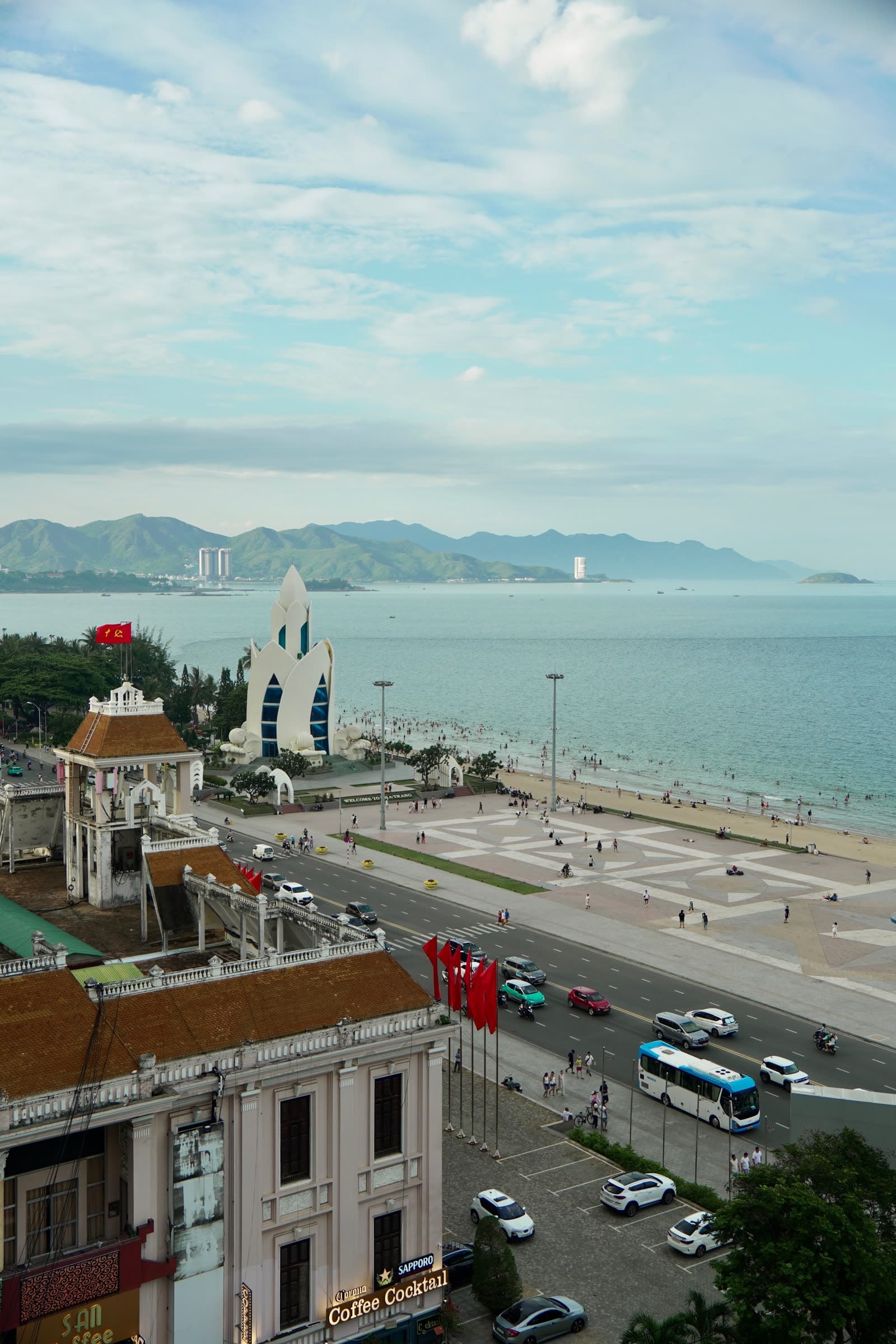 Bờ biển và đường chân trời thành phố Nha Trang nhìn từ trên cao