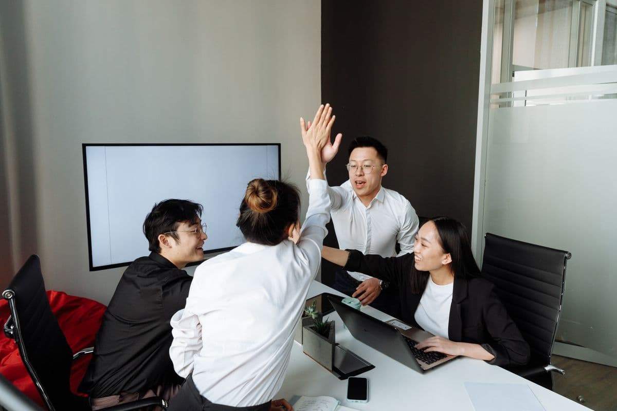 Đội ngũ chúc mừng thành công sau một chương trình MICE do Minh Việt tổ chức