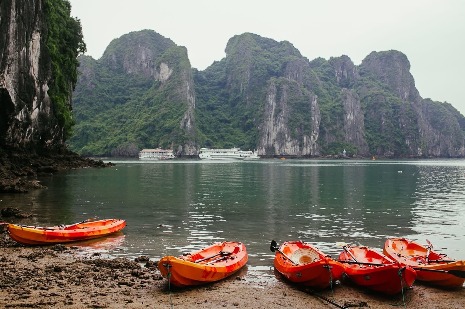 Kayak màu cam trên vịnh Lan Hạ yên bình giữa các vách đá vôi