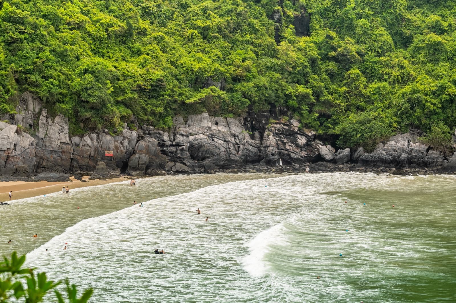 Bãi biển và vách đá xanh của đảo Cát Bà
