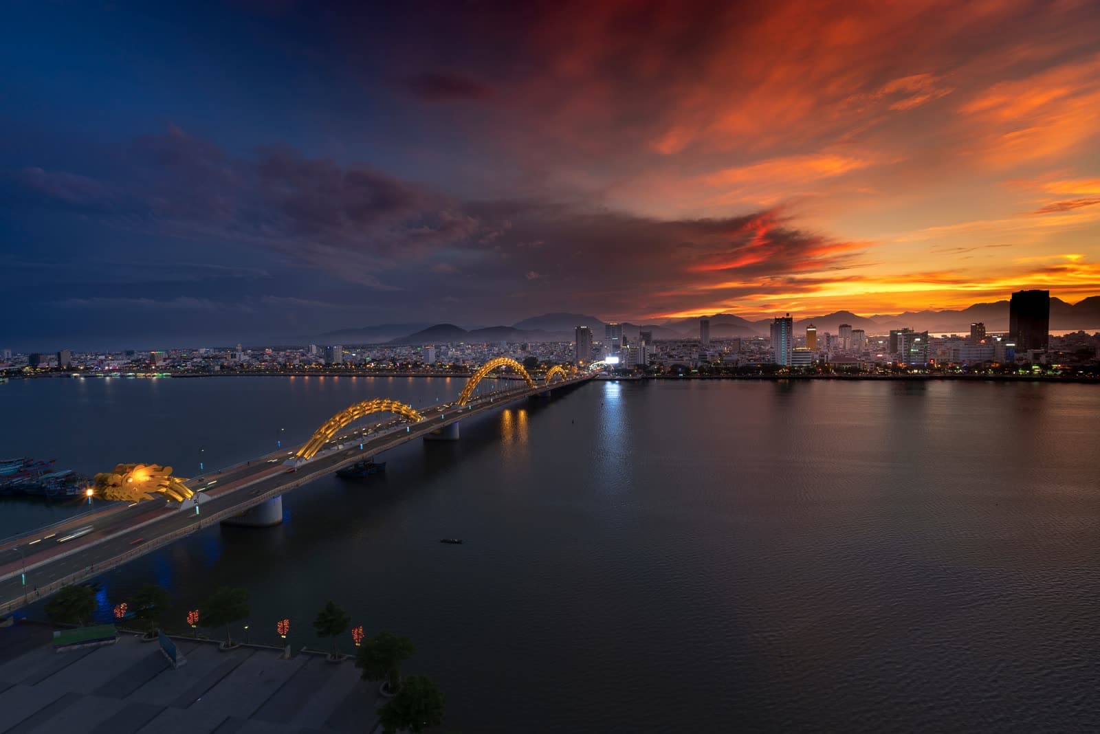 Cầu Rồng Đà Nẵng rực rỡ ánh đèn lúc hoàng hôn