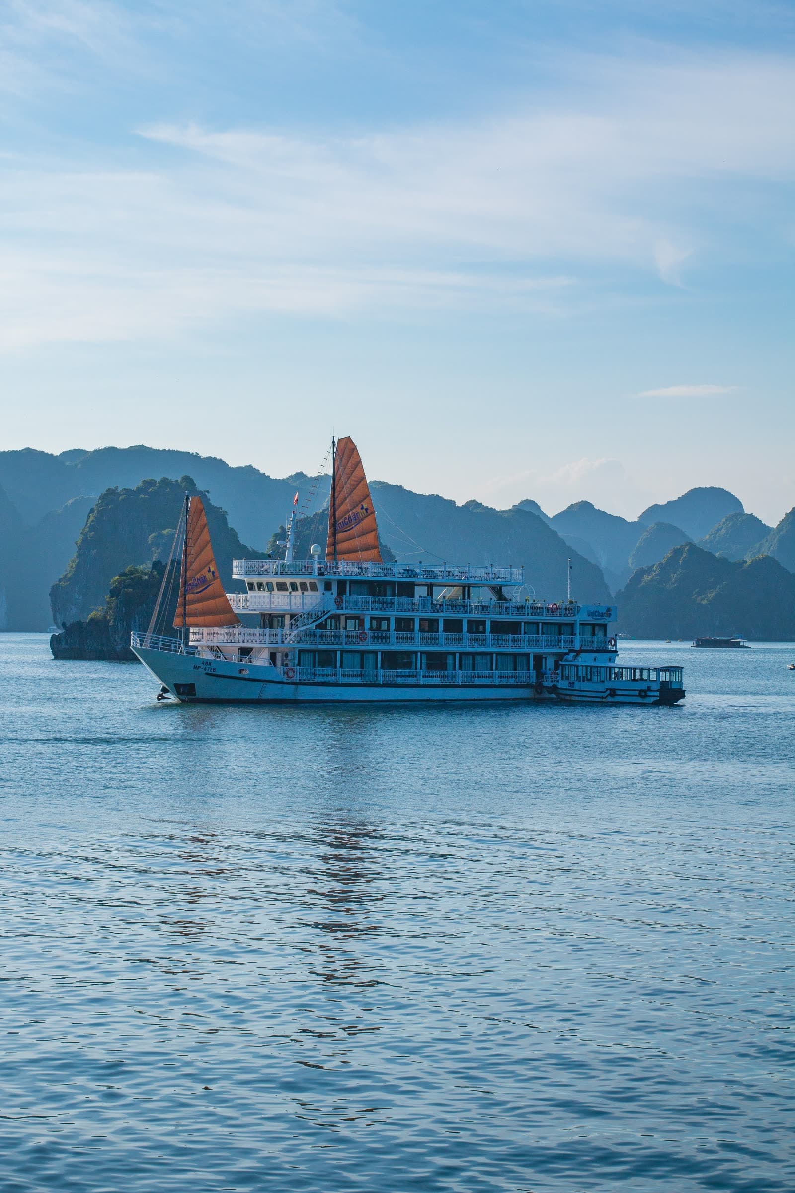 Du thuyền lớn di chuyển giữa các đảo đá vôi trên vịnh Hạ Long